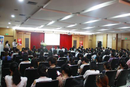 Wanda instructs college students on career planning