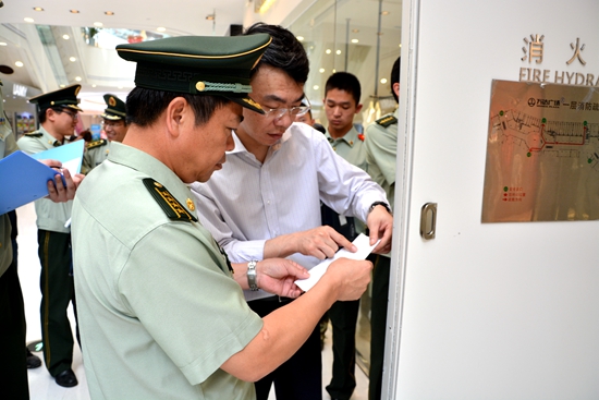 认真检查6月1日,安徽省消防总队政委黄远杰率队来到合肥包河万达广场