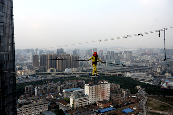 Tightrope world record broken at Kunming Xishan Wanda Plaza 