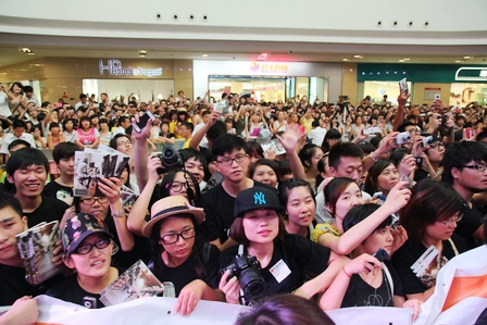 绍兴柯桥万达广场举办张震岳签售会