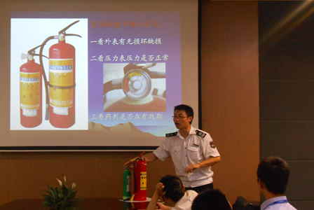 重庆南坪万达百货邀请消防教官为公司全员上消防安全课 