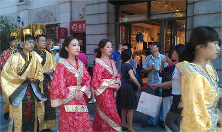 万达武汉汉街举办祭祀屈原仪式和汉服巡展 