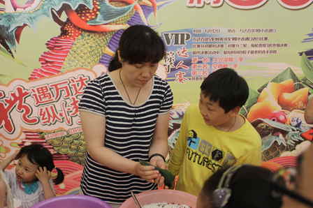 太仓万达百货举行粽子达人赛 决出包粽子冠军