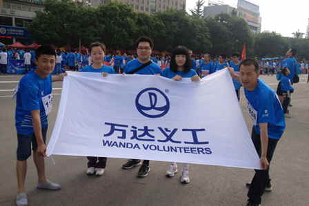 万达兰州项目员工参与国际马拉松赛并做义工打扫卫生 
