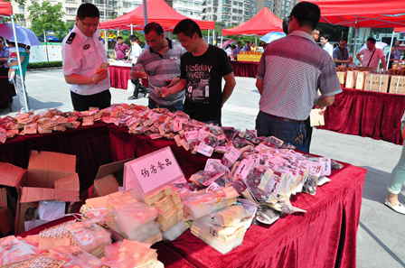 武汉菱角湖万达广场举办食品安全宣传周和餐桌安全成果展示 