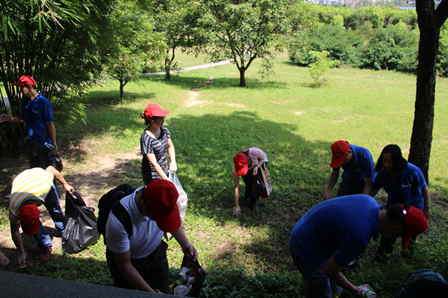 廣州番禺萬(wàn)達(dá)商管公司義工打掃公園衛(wèi)生“變廢為寶”