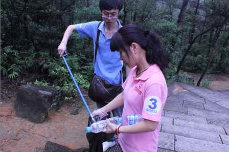 福州仓山万达百货义工拣拾垃圾美化鼓山风景区