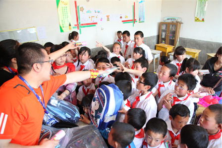 呼和浩特万达广场义工赴贫困校捐资助学