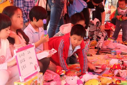 南京建邺万达广场举办“心心向西”公益活动