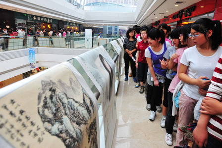 襄阳万达广场举办青艺节书法美术作品展