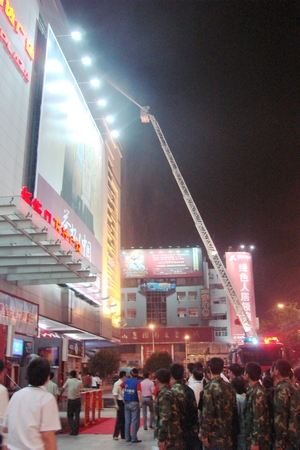 南京新街口万达广场举行国庆消防演习