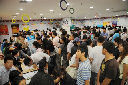 哈尔滨万千百货成功举办大型公益室内招聘会