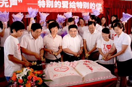 青岛万千圆聋校学生谢师心愿
