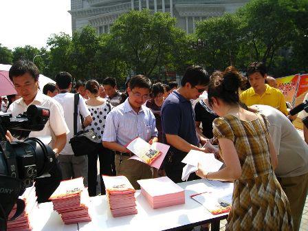 西安碑林区万达广场开启“全国道德模范”活动