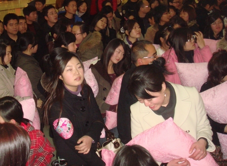 宁波万达广场举行“枕头大战”