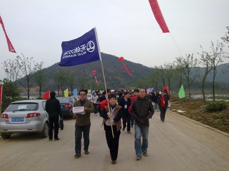 无锡万达与数百名市民共同参与绿树认养