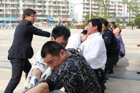 芜湖镜湖万达广场举办拔河比赛 百货拿第一
