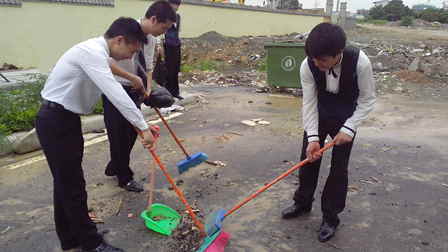 福建莆田万达大歌星义工清扫街道减少白色污染