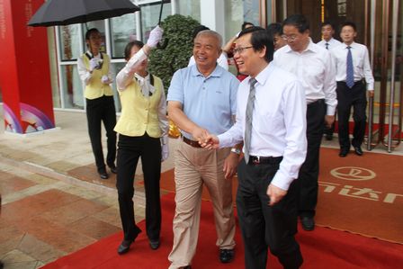 内蒙古自治区人大常委会副主任罗啸天视察赤峰万达广场