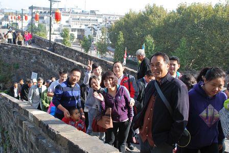 南京万达百货重阳节组织员工登中华门 