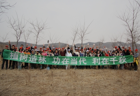 集团大连地区员工开展义务植树活动