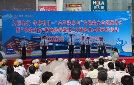 上海万达广场举办交通安全主题宣传活动