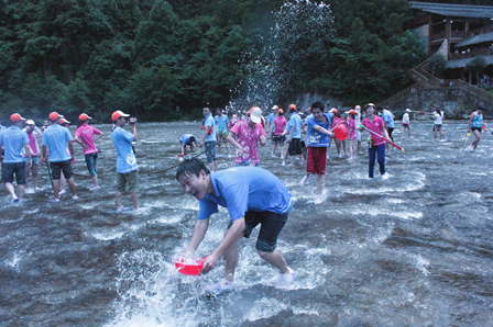 福建宁德万达百货员工白水洋一日游  水上拔河漂流打水仗