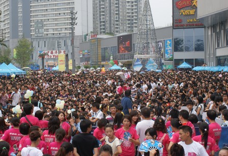09快女七强万人见面会在成都万达广场举行