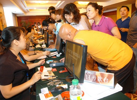 红旗街万达广场摇号现场火爆