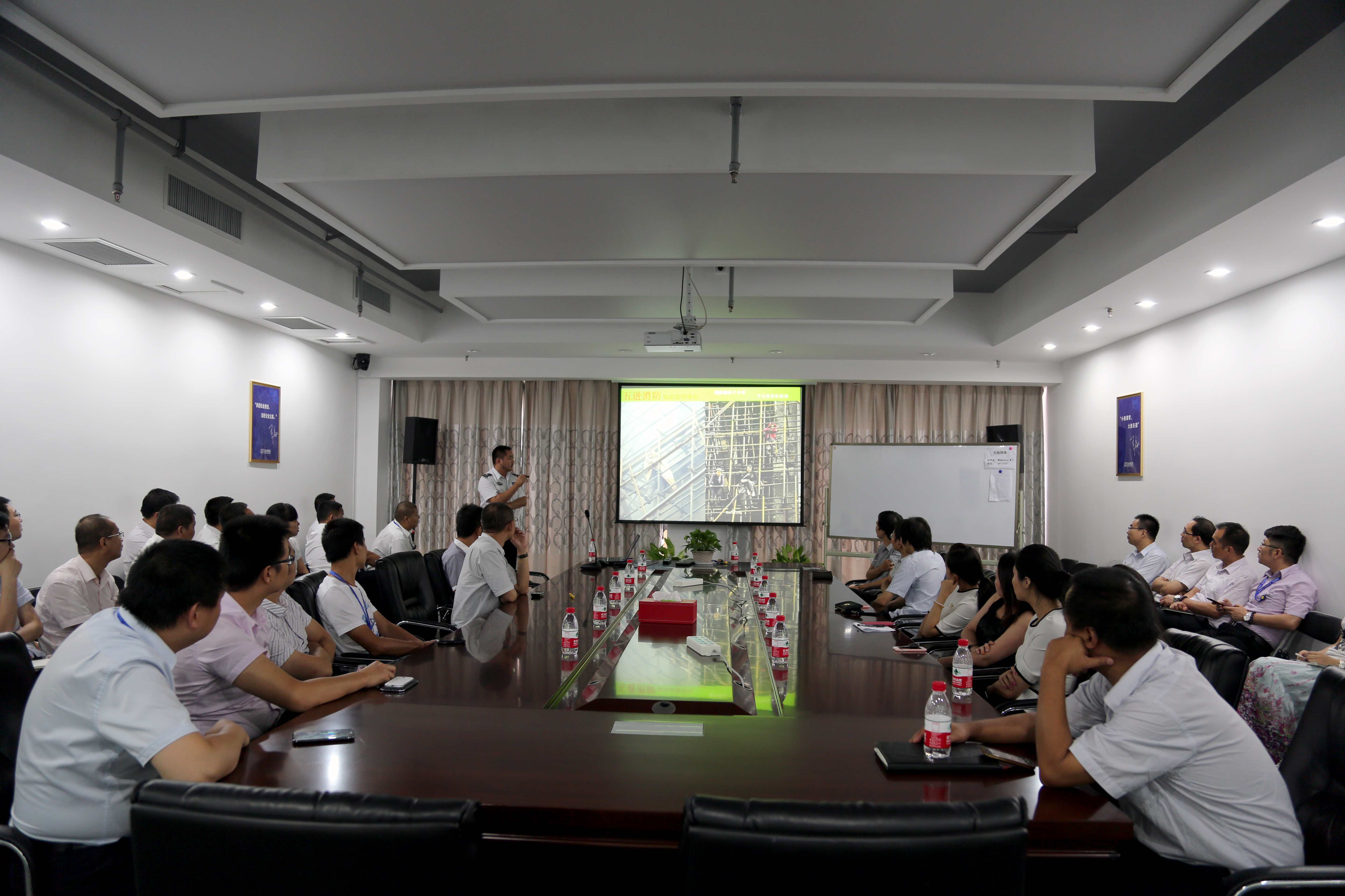 万达武汉项目公司开展消防培训及演习 训练高空缓降器使用