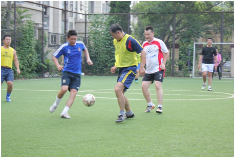 青岛李沧万达百货举办足球争霸赛 前勤和后勤部门场上对垒