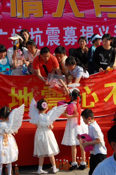 大爱无疆―宁波万达广场领跑宁波赈灾义演活动