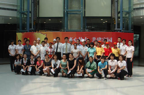 “齐心协力,共建家园”成都万达广场向受灾商户捐款