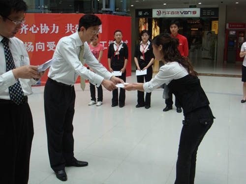 “齐心协力,共建家园”成都万达广场向受灾商户捐款