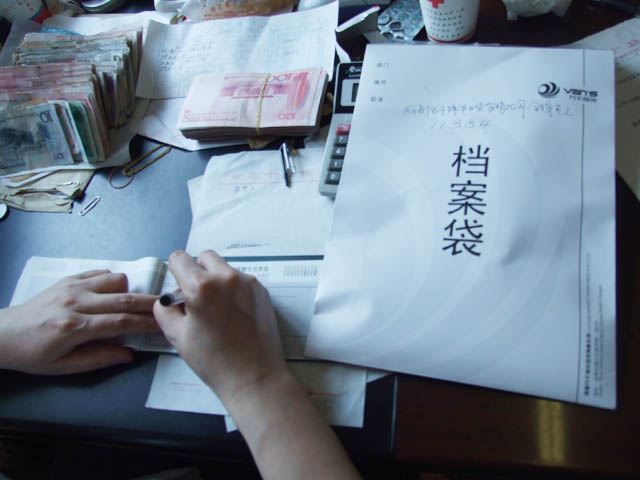 成都万千员工自发举行捐赠活动