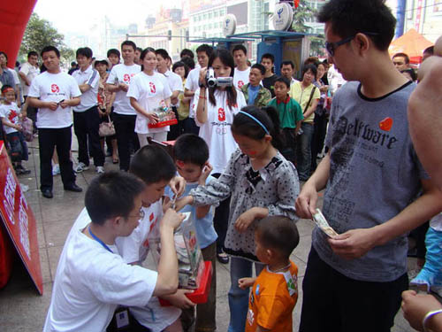 南昌万达广场举办爱心募捐活动援助四川地震灾区