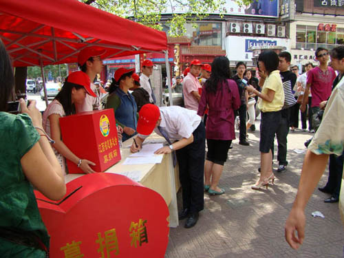 南昌万达广场义工站举办支援灾区募捐活动