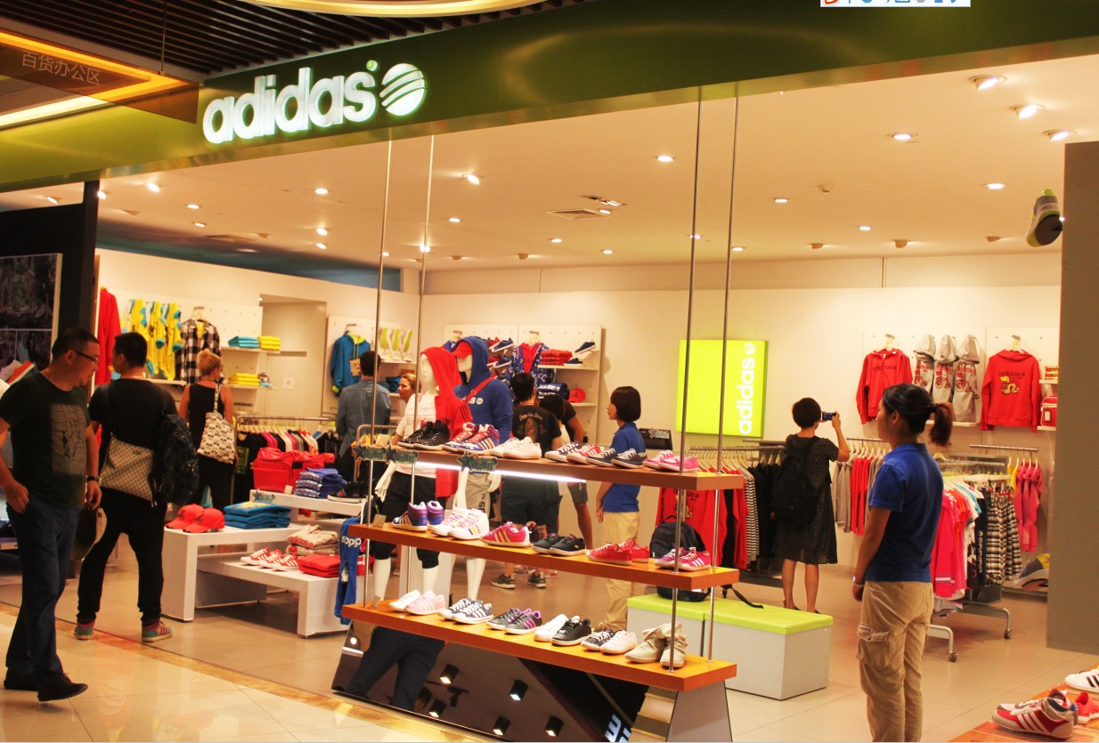 ADIDAS NEO总监访合肥包河万达 高度褒奖门店管理