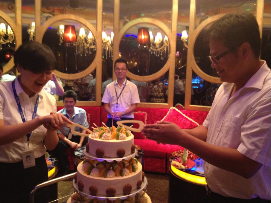 厦门湖里商管公司举办员工生日会 六七月寿星约定盛夏时光