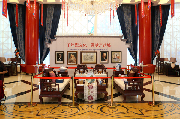 南昌万达城举办国家非物质文化遗产南昌瓷版画艺术鉴赏会
