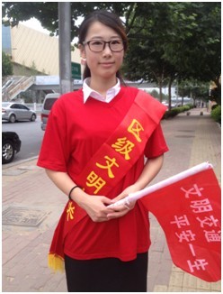 青岛李沧万达百货员工参与创建文明城 做志愿者疏导交通