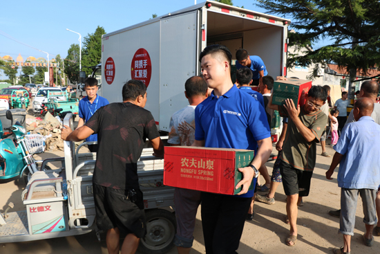 寿光万达商管影城义工救助台风“温比亚”受灾群众