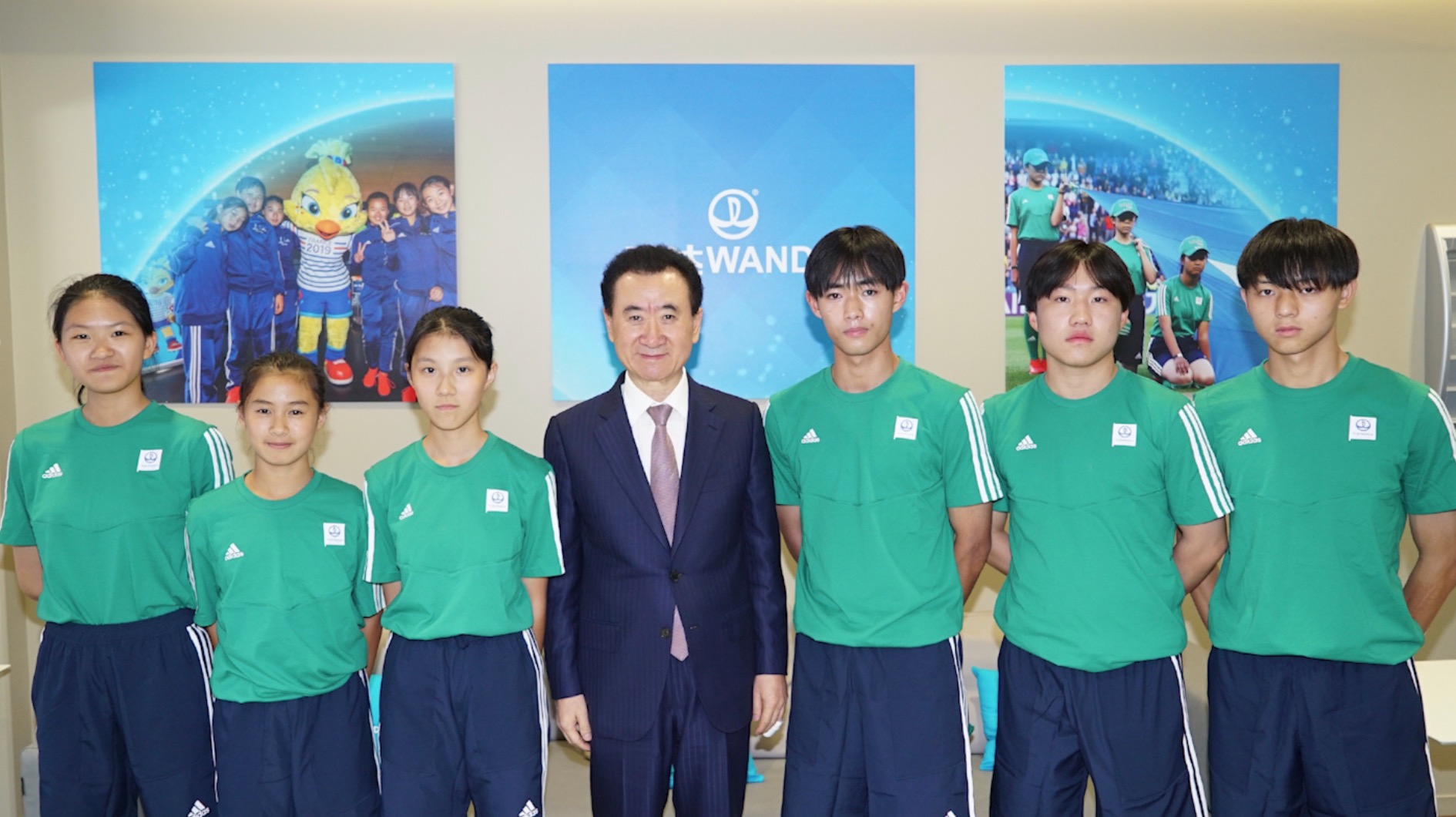 王健林董事长会见法国女足世界杯决赛中国小护旗手