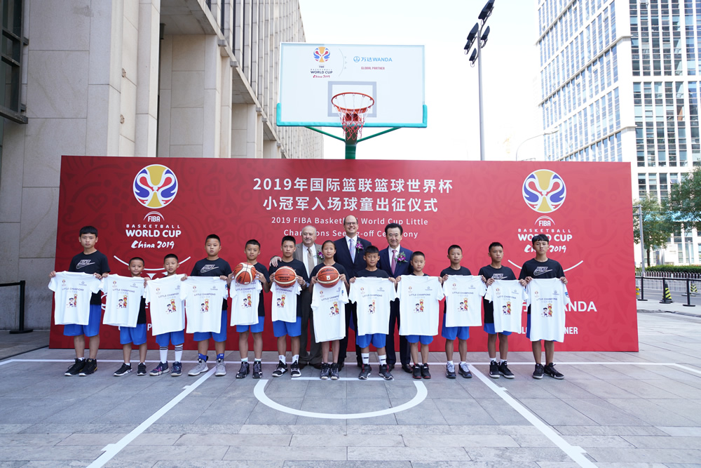 12名丹寨小球童亮相篮球世界杯