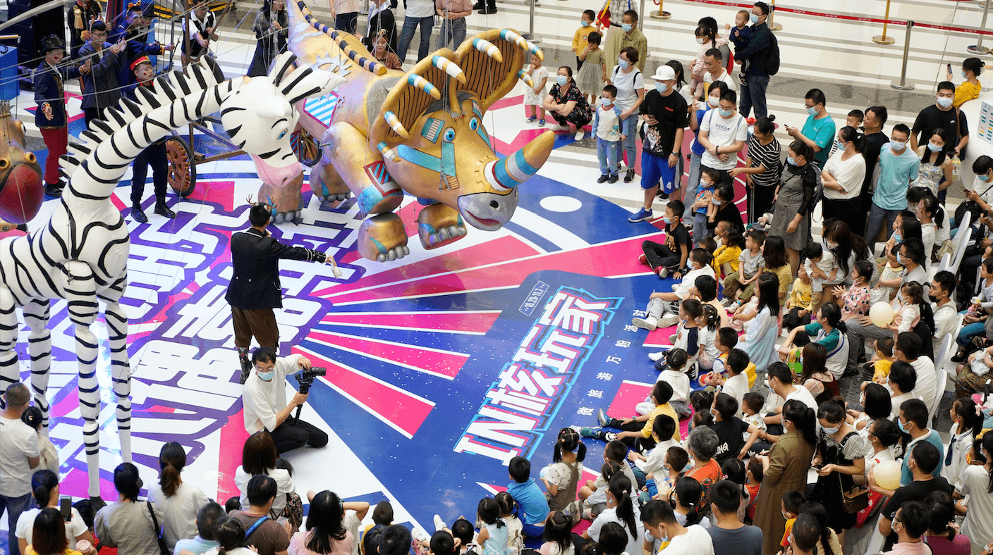 深圳龙岗万达广场举办蒸汽朋克巨型木偶嘉年华