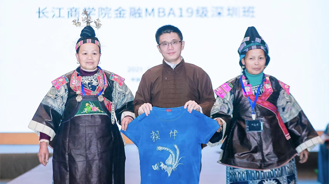 丹寨萬達小鎮攜手長江商學院舉辦蠟染公益活動