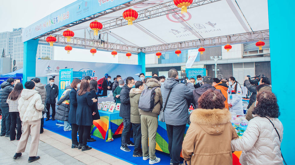 南京建邺万达联合中国银行举办冰雪大篷车巡演活动