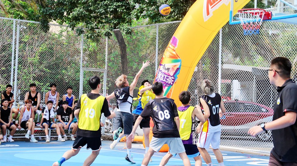 广西北海万达广场联合当地高校举办三人篮球赛