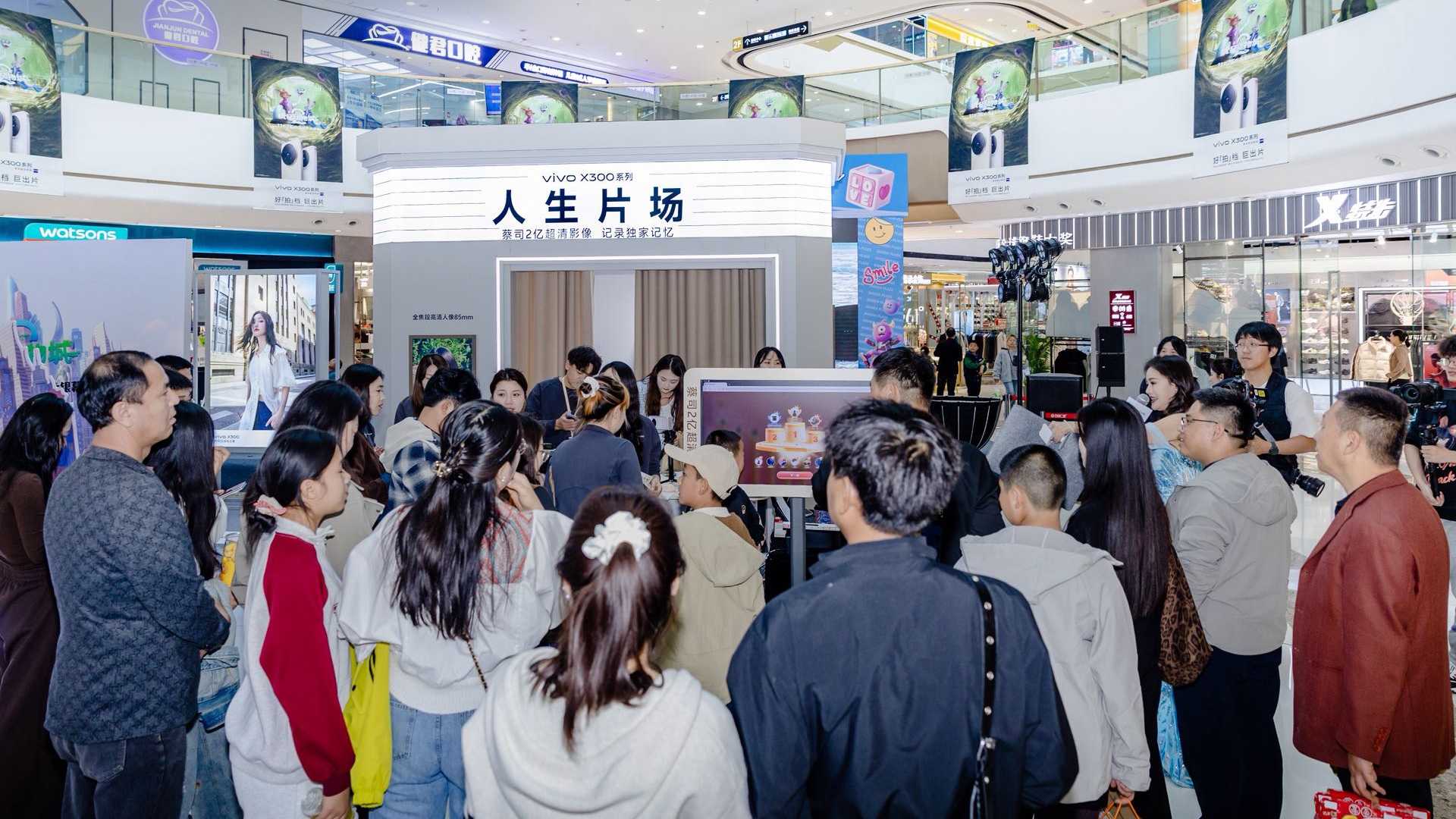 商管西區(qū)聯(lián)合vivo開展新品上市快閃活動