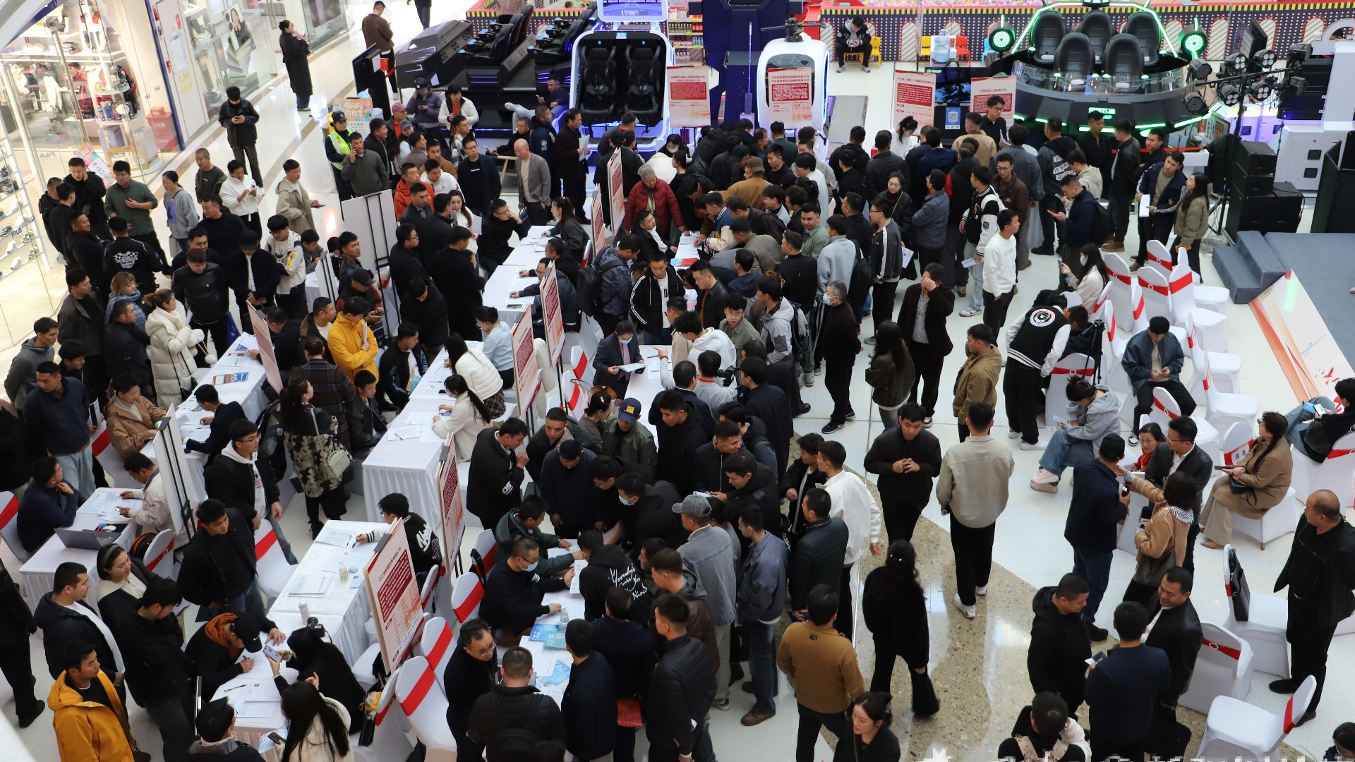 烏魯木齊經開萬達廣場舉行退役軍人專場招聘會